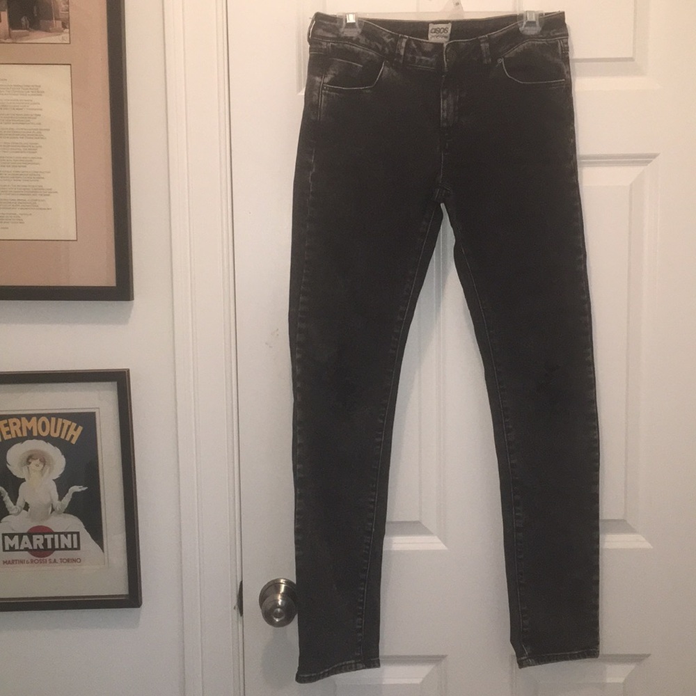 DISTRESSED BLACK JEANS